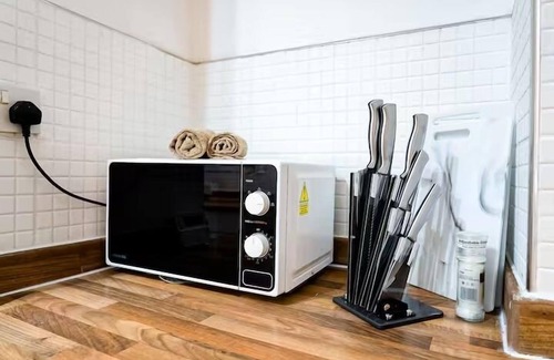 Portsmouth Apartment | Central 3BR Home with Hot Tub Sleeps 10