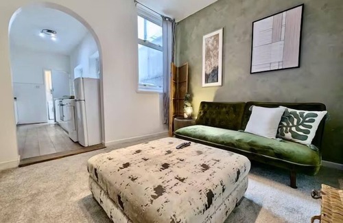 Portsmouth Apartment | Central 3BR Home with Hot Tub Sleeps 10