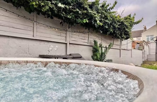 Portsmouth Apartment | Central 3BR Home with Hot Tub Sleeps 10