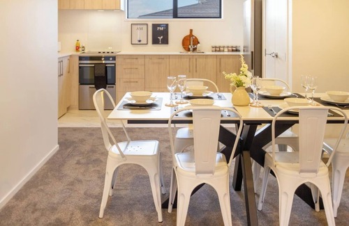 Mount Albert House | Central 3BR Townhouse: Mt Albert