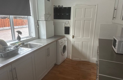Walsall House | Central 4 Bedroom Walsall House - Free Parking & WiFi