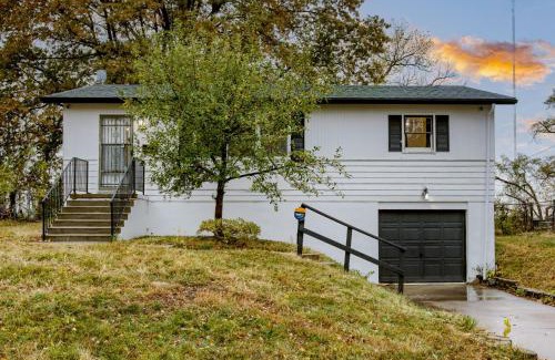 Benson House | Central 4BD Home - Spacious Backyard & Fun Games