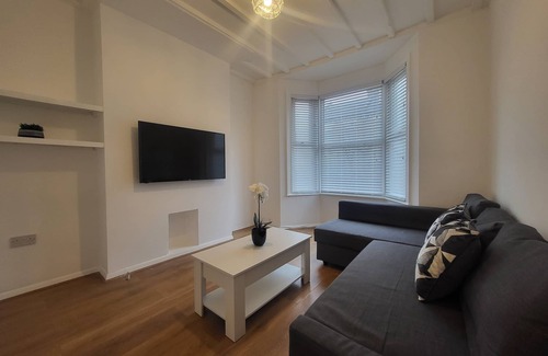 Tooting House | Central 5BR Retreat - Walk to Tube, Explore London