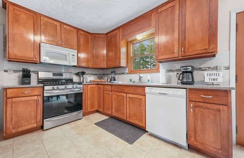 Traverse City House | Central A/C | On Lake w/Hot Tub I Kayaks