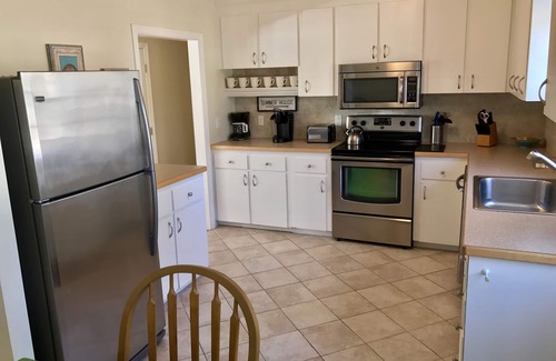 West Dennis House | Central A/C, Walk to Beach, Gated Yard, Wifi, HD TV, Gas Grill, Firepit