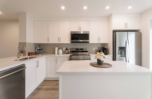 Northwest Calgary House | Central AC| Close Banff | Pond View |Rooftop Balcony