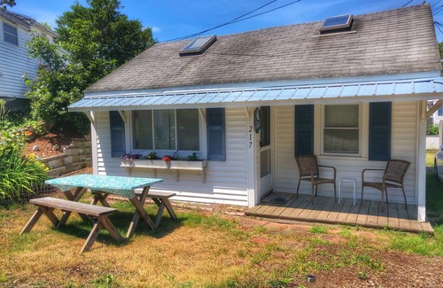 Dennis Port Cottage | Central air, dog friendly walk to beach in this 2 bedroom family cottage