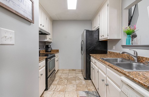 Hampton Condo | Central and Chic Hampton Condo! 2 br 2 ba W/D +WIFI! Dog Friendly