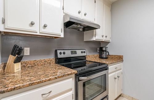 Hampton Condo | Central and Chic Hampton Condo! 2 br 2 ba W/D +WIFI! Dog Friendly
