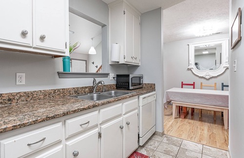 Hampton Condo | Central and Chic Hampton Condo! 2 br 2 ba W/D +WIFI! Dog Friendly