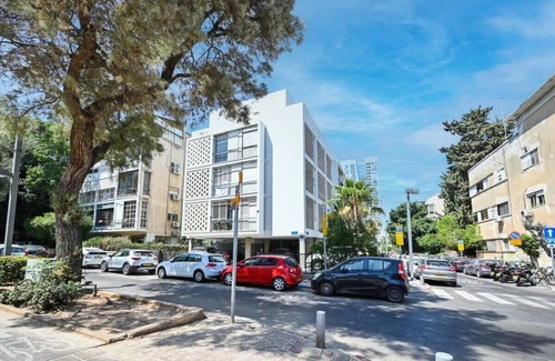 Tel Aviv Apartment | Central and Cozy 2BR in Ben Gurioun blvd by HolyGuest