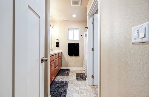 Hermiston House | Central and Quiet, 2 Car Garage, Yard #776A