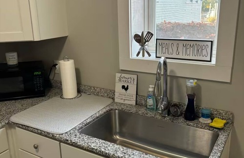 Oswego Apartment | Central and Stylish 1-bedroom apartment with WiFi in Charming Oswego