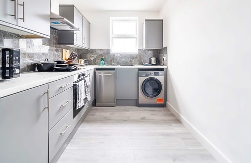 Rushmoor District Apartment | Central Apartment | Contractors & Families | WiFi