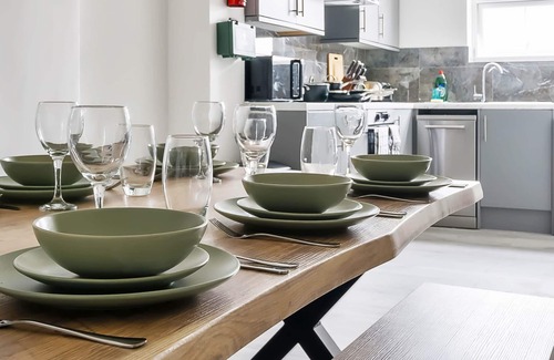Rushmoor District Apartment | Central Apartment | Contractors & Families | WiFi