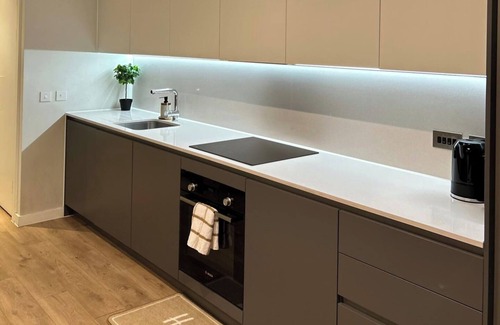 Cheetham Hill Apartment | Central Apartment-Free Parking with Terrace-Gym