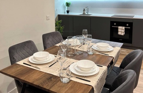 Cheetham Hill Apartment | Central Apartment-Free Parking with Terrace-Gym