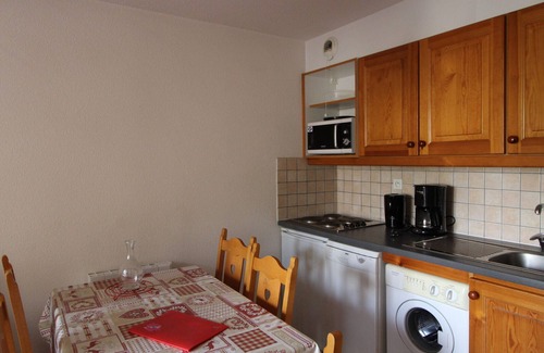 Lanslevillard Apartment | "Central Apartment for 5, Near Slopes, Balcony, Parking, and Free Wi-Fi"