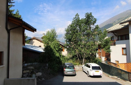 Lanslevillard Apartment | "Central Apartment for 5, Near Slopes, Balcony, Parking, and Free Wi-Fi"