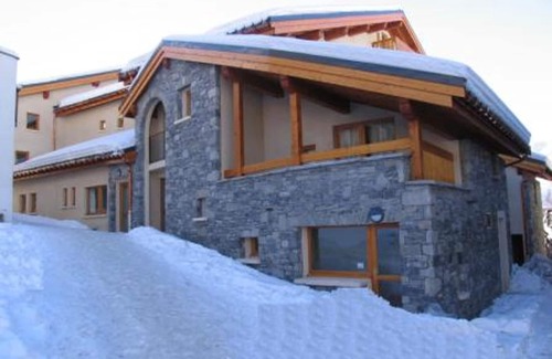 Lanslevillard Apartment | "Central Apartment for 5, Near Slopes, Balcony, Parking, and Free Wi-Fi"
