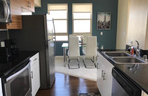 Mid-Wilshire Apartment | Central Apartment
