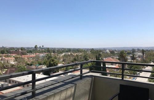 Mid-Wilshire Apartment | Central Apartment
