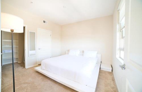 Mid-Wilshire Apartment | Central Apartment