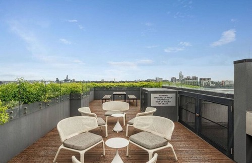 East Melbourne Apartment | Central Apartment w/Free Parking