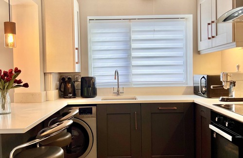 Beaumont Apartment | Central Apt- FreeParking - 1BedEnsuite - WIFI - Smart TV- Washing Machine/Dryer