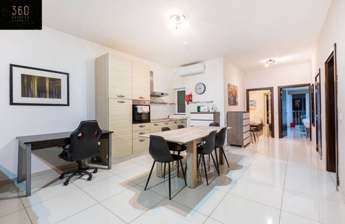 Gzira Apartment | Central APT w/billiard, working desk & Super WIFI