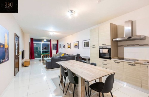 Gzira Apartment | Central APT w/billiard, working desk & Super WIFI