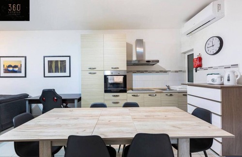 Gzira Apartment | Central APT w/billiard, working desk & Super WIFI