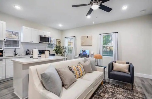 Greater East End Apartment | Central APT | w Office | Fast Wi-Fi | Near Stadium