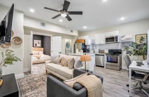 Greater East End Apartment | Central APT | w Office | Fast Wi-Fi | Near Stadium