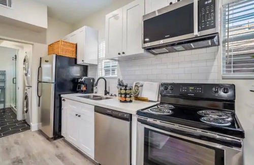 Greater East End Apartment | Central APT | w Office | Fast Wi-Fi | Near Stadium