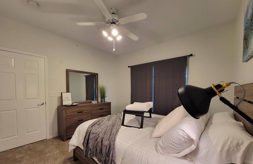 West Arlington Apartment | Central Arlington 6 MILES FROM AT&T stadium! Tons of shopping experience!
