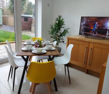 Ashford House | Central Ashford Stay - Contractors & Families Welcome - Free Parking