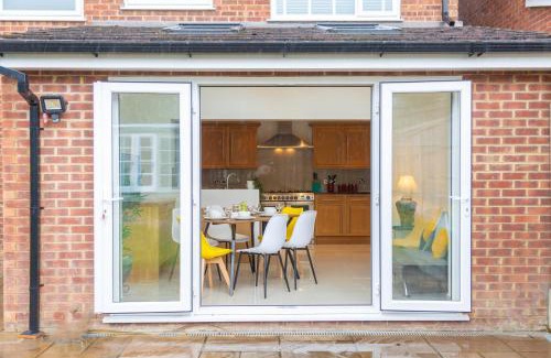 Ashford House | Central Ashford Stay - Contractors & Families Welcome - Free Parking