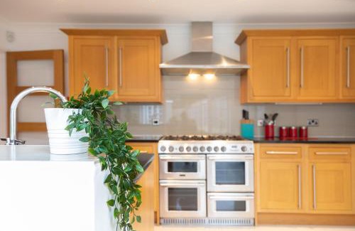 Ashford House | Central Ashford Stay - Contractors & Families Welcome - Free Parking
