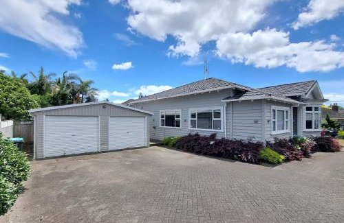 Greenlane - Ellerslie House | Central Auckland 5-Bedroom Villa with Free Parking
