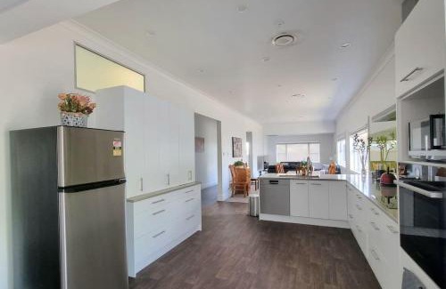 Greenlane - Ellerslie House | Central Auckland 5-Bedroom Villa with Free Parking