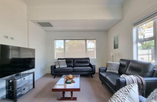 Greenlane - Ellerslie House | Central Auckland 5-Bedroom Villa with Free Parking