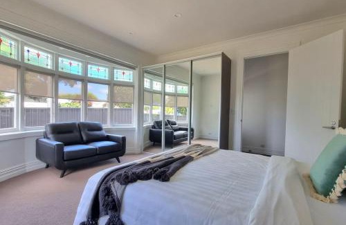 Greenlane - Ellerslie House | Central Auckland 5-Bedroom Villa with Free Parking