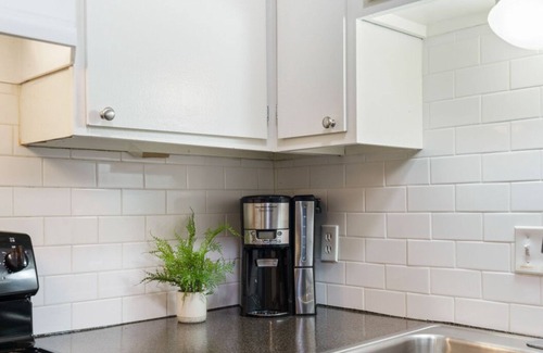 Clarksville Apartment | Central Austin 2 Story Apt | Sleeps 4 + Free Prkg