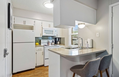 Hyde Park Apartment | Central Austin Studio | Pets Allowed and Free Prkg