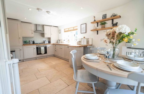 Bourton-on-the-Water Cottage | Central Bourton - Chic Cottage - Parking