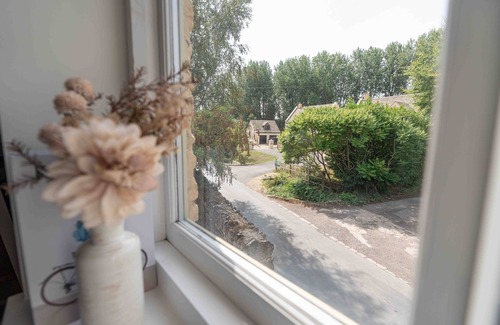 Bourton-on-the-Water Cottage | Central Bourton - Chic Cottage - Parking