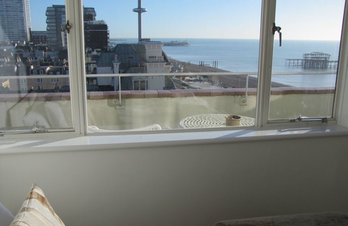 Hove Apartment | Central Beachfront Penthouse with private sun/roof terrace