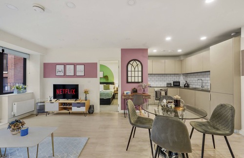 Bedford Apartment | Central Bedford Modern Apartment with Parking, Gym