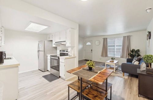 Lake Hills House | Central Bellevue Guesthouse